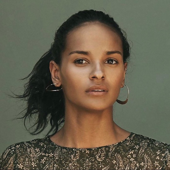 🔆3/$30 New Anthro Gold Hammered Crescent Hoops - Picture 2 of 3